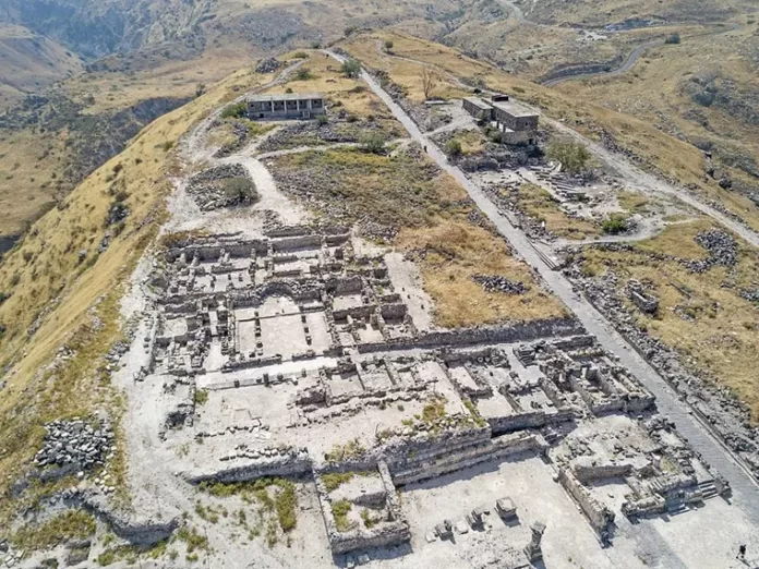 Sussita-Hippos - archeologinė vietovė Izraelyje, esanti ant kalvos su vaizdu į Galilėjos jūrą / Nuo III a. pr. m. e. iki VII a. po Kr. čia buvo graikų-romėnų miestas / Wikipedia Commons nuotr.