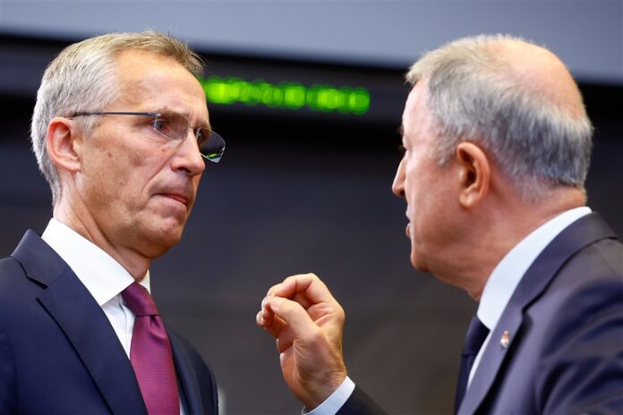 NATO generalinis sekretorius Jensas Stoltenbergas (kairėje) ir gynybos ministras Hulusi Akaras / EPA nuotr.