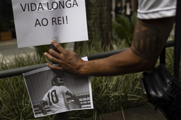 Edsonas Arantesas do Nascimento, geriau žinomo kaip Pelé. sirgalius su palaikančiu plakatu / EPA nuotr.