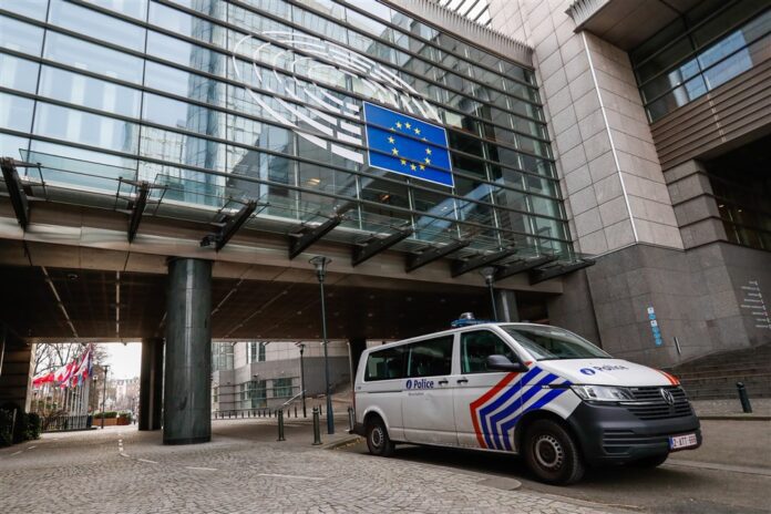 Policijos pareigūnų automobilis prie Europos Parlamento / EPA nuotr.