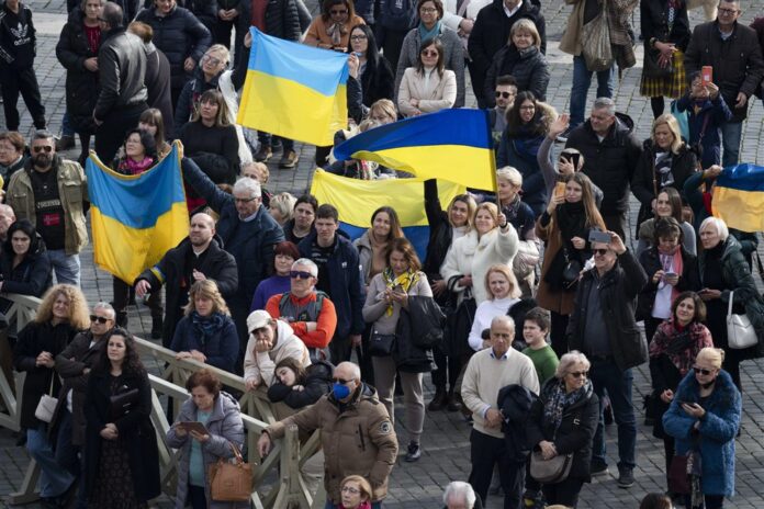 Ukrainos vėliavos šv. Petro aikštėje Vatikane / EPA nuotr.