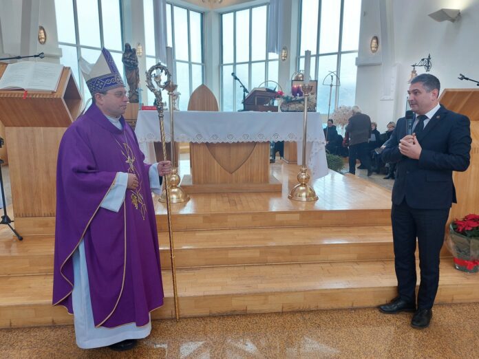 Telšių vyskupas A. Jurevičius (kairėje) ir Nidos meras D. Jasaitis (dešinėje) / Telšių vyskupijos nuotr.