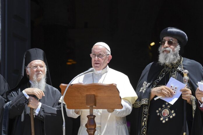 Popiežius Pranciškus (centre), Konstantinopolio arkivyskupas ir Ortodoksų Bažnyčios ekumeninis patriarchas Baltramiejus I (kairėje) ir Aleksandrijos popiežius ir Rytų Ortodoksų Bažnyčios Šventojo Morkaus sosto patriarchas Tawadrosas II / EPA nuotr.