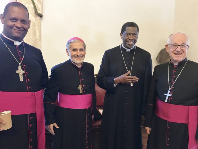 Prancūzijos Gvianos sostinės Kajeno vyskupas emeritas Emmanuelis Lafontas (antras iš kairės) / Vyskupijos nuotr.