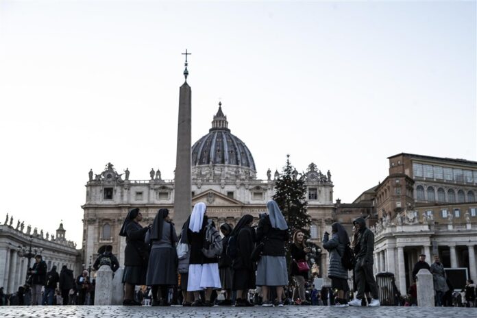 Maldininkai susirinkę Šv. Petro aikštėje Romoje meldžiasi už Benedikto XVI sveikatą / EPA nuotr.