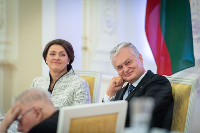 LR Prezidentas Gitanas Nausėda (dešinėje) ir Diana Nausėdienė / LR Prezidentūros / Roberto Dačkaus nuotr.