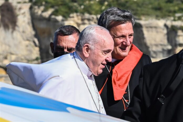 Popiežius Pranciškus ir Vyskupų sinodo generalinis sekretorius kardinolas Mario Grechas / EPA nuotr.