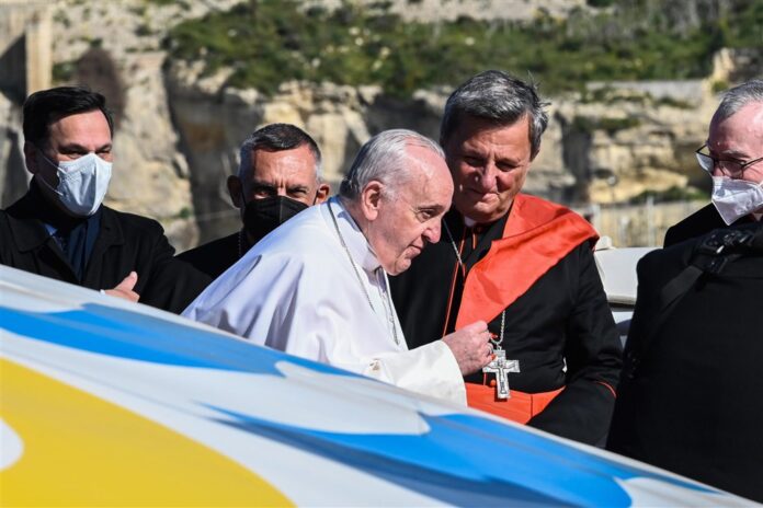 Popiežius Pranciškus ir Vyskupų sinodo generalinis sekretorius kardinolas Mario Grechas / EPA nuotr.
