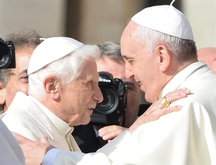 Popiežius emeritas Benediktas XVI ir popiežius Pranciškus / EPA nuotr.