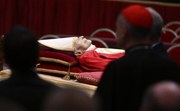 Pašarvotas popiežius emeritas Benediktas XVI / EPA nuotr.