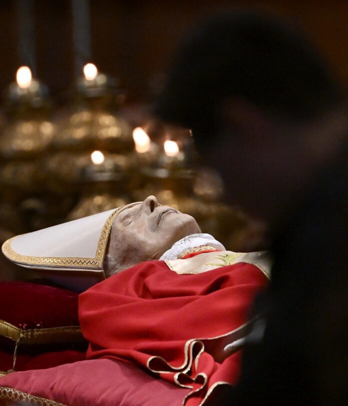 Pašarvotas popiežius emeritas Benediktas XVI / EPA nuotr.