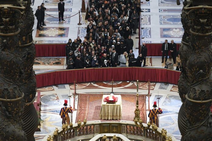 Tikintieji meldžiasi prie popiežiaus emerito Benedikto XVI kūno / EPA nuotr.