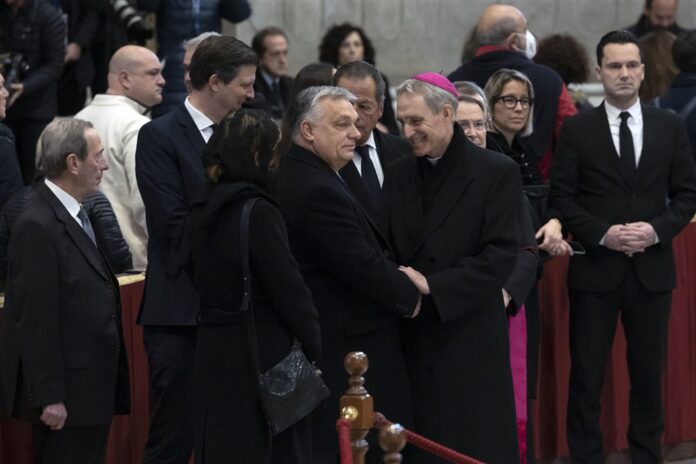 Vengrijos premjeras Viktoras Orbanas (centre) atsisveikinime su Benediktu XVI / EPA nuotr.