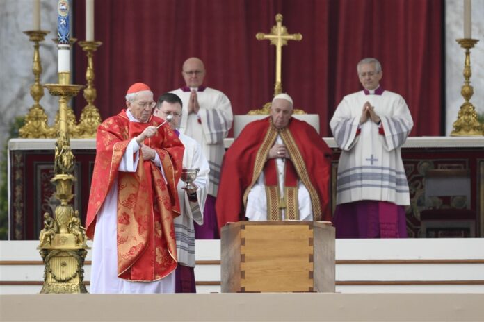 Italų kardinolas Giovanni Battista Re (kairėje) ir popiežius Pranciškus (centre) / EPA nuotr.