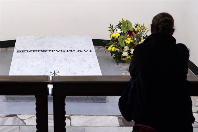 Popiežiaus emerito Benedikto XVI kapas / EPA nuotr.