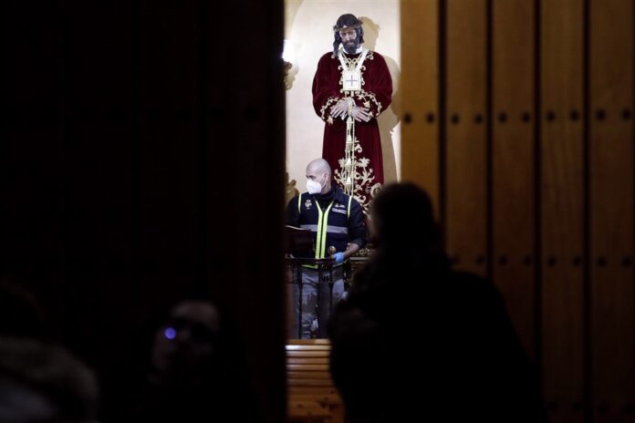 Policijos pareigūnas Ispanijos bažnyčioje po išpuolio / EPA nuotr.