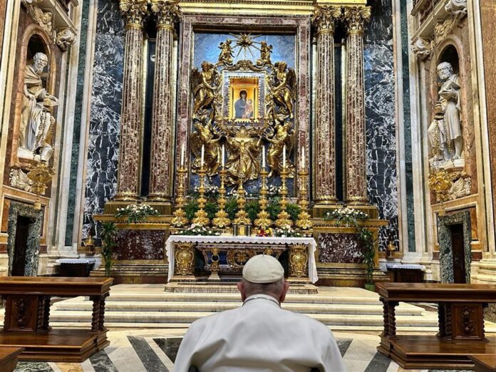 Popiežius meldžiasi prie M. Marijos paveikslo Salus Populi Romani