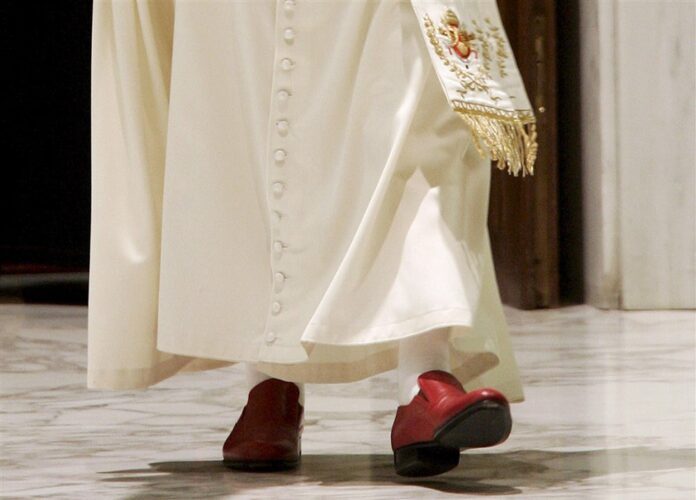Raudoni Benedikto XVI batai / EPA nuotr.