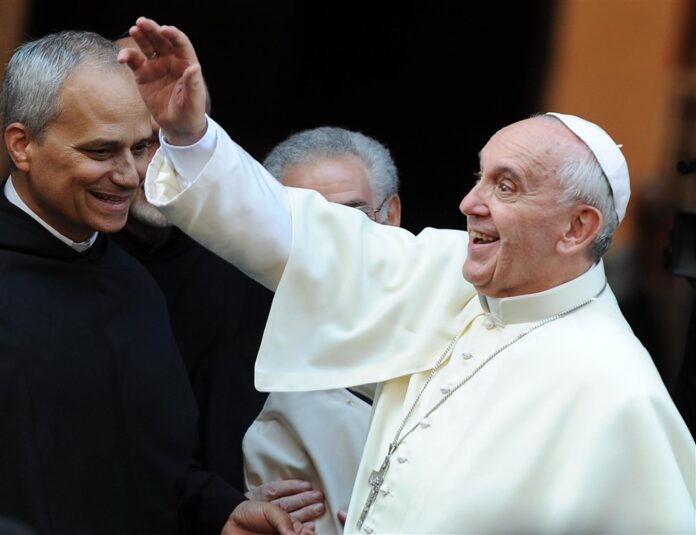 JAV gimęs augustinų vienuolis, Peru Čiklajaus vyskupas Robertas Francisą Prevosta ir popiežius Pranciškus / EPA nuotr.