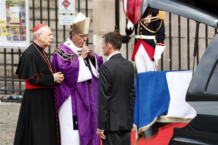 Buvęs Paryžiaus arkivyskupas Michelis Aupetit (centre) / EPA nuotr.
