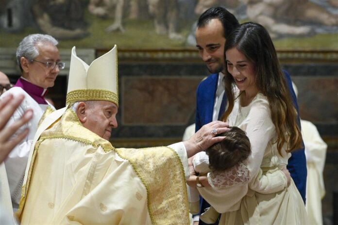 Popiežius krikštija kūdikį / EPA nuotr.