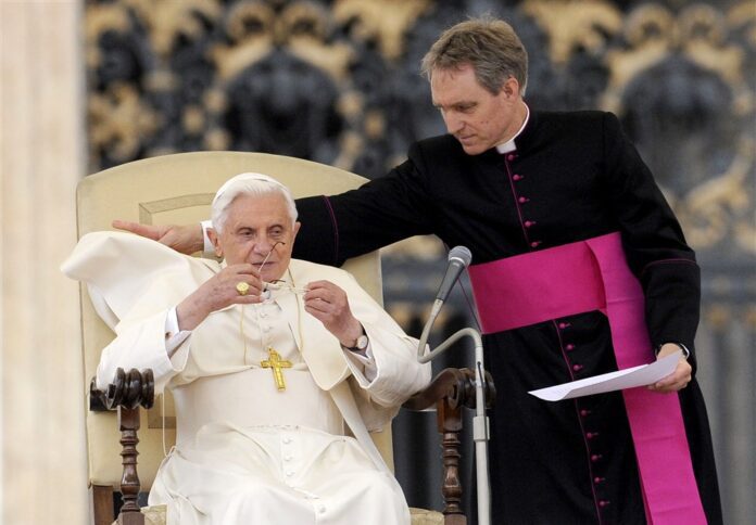 Popiežius Benediktas XVI ir arkivyskupas Georgas Gaensweinas / EPA nuotr.
