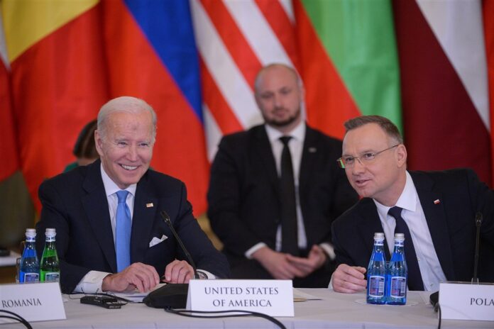 JAV prezidentas Joe Bidenas (kairėje) ir Lenkijos prezidentas Andrzejus Duda (dešinėje) / EPA nuotr.