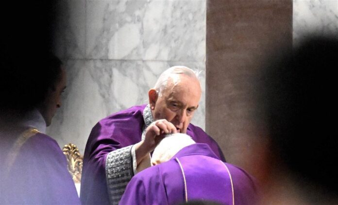 Popiežius Pranciškus per Pelenų trečiadienio apeigas / EPA nuotr.