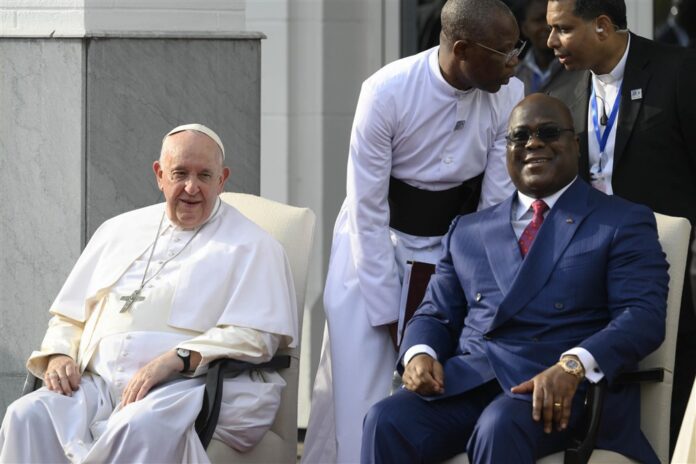 Popiežius Pranciškus su valstybės vadovu Felixu Tshisekedi Tshilombo / EPA nuotr.