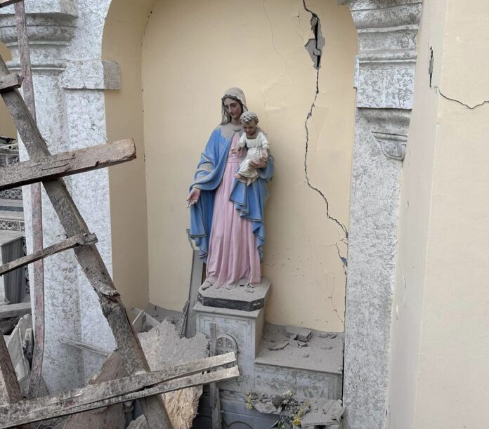Po žemės drebėjimo Turkijoje išlikusi nepažeista Mergelės Marijos statula / Soc. tinklų nuotr.