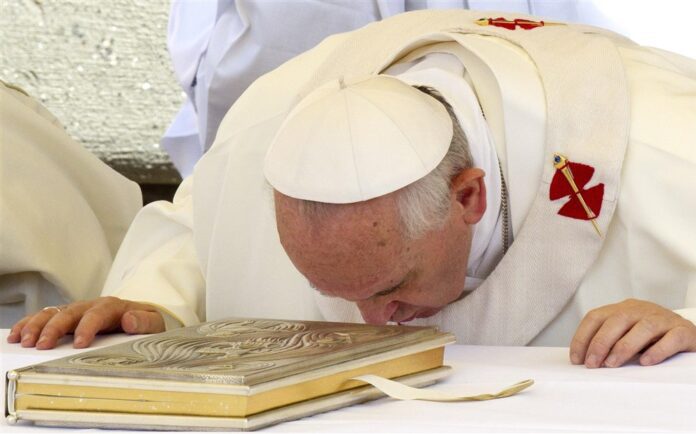 Popiežius Pranciškus bučiuoja Evangeliją