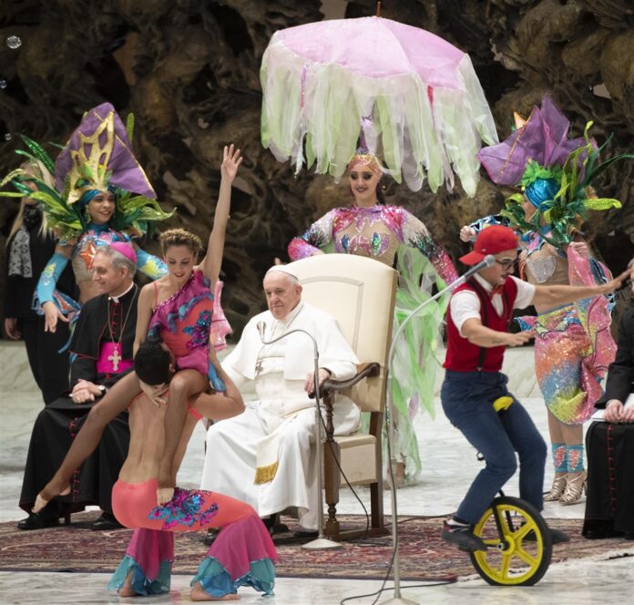 2020 m. popiežiaus Pranciškaus akivaizdoje pasirodo cirko artistai