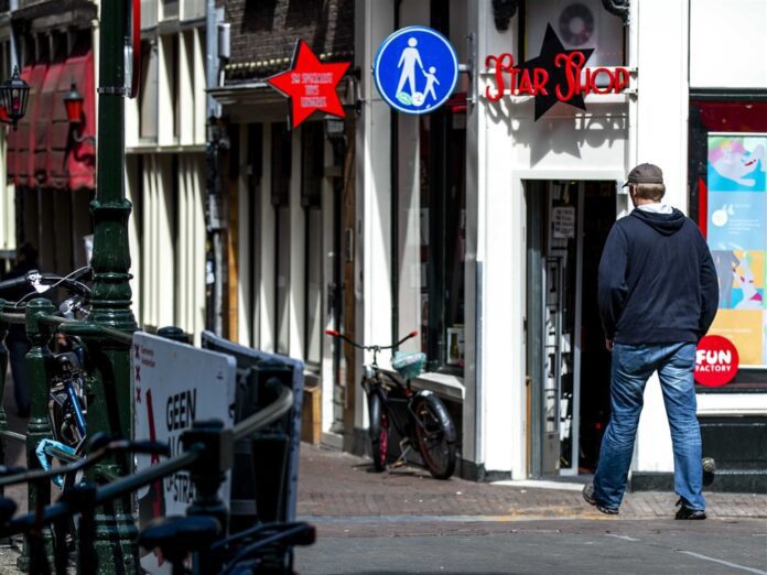 Raudonųjų žibintų kvartalo gatvė Amsterdame / EPA nuotr.