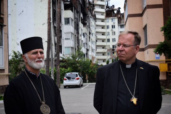 Vilniaus arkivyskupas metropolitas Gintaras Grušas (dešinėje) Ukrainoje / Carito nuotr.