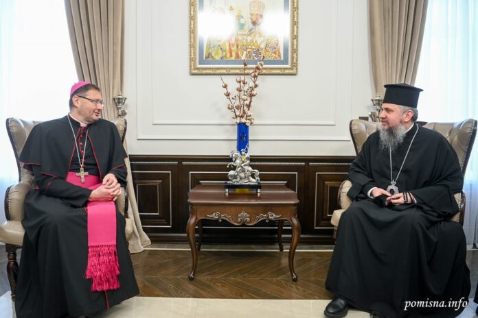 Apaštališkasis nuncijus Ukrainoje arkivyskupas Visvaldas Kulbokas (kairėje) ir Kijevo ir visos Ukrainos metropolitas Epifanijus (dešinėje) / Pomisna.info nuotr.