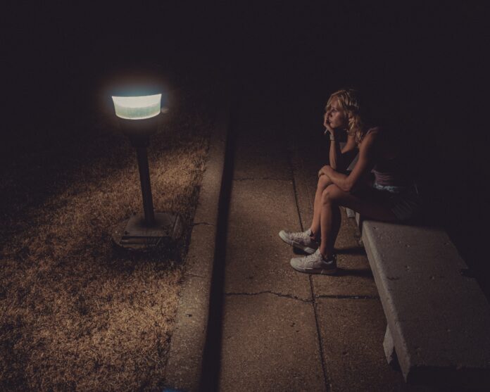 moteris sėdi naktyje