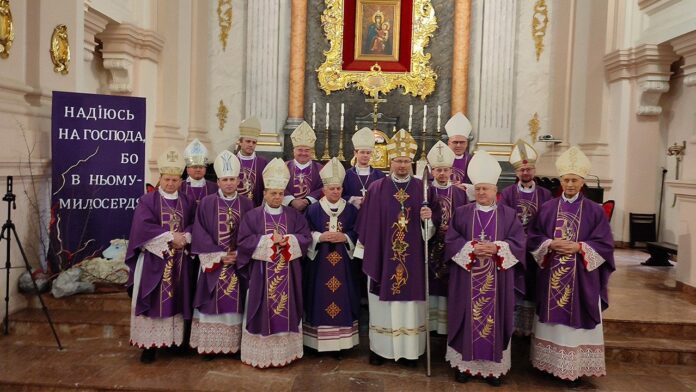 Ukrainos vyskupai su Šv. Tėvo pasiuntiniu arkivyskupu Visvaldu Kulboku / Vaticannews nuotr.