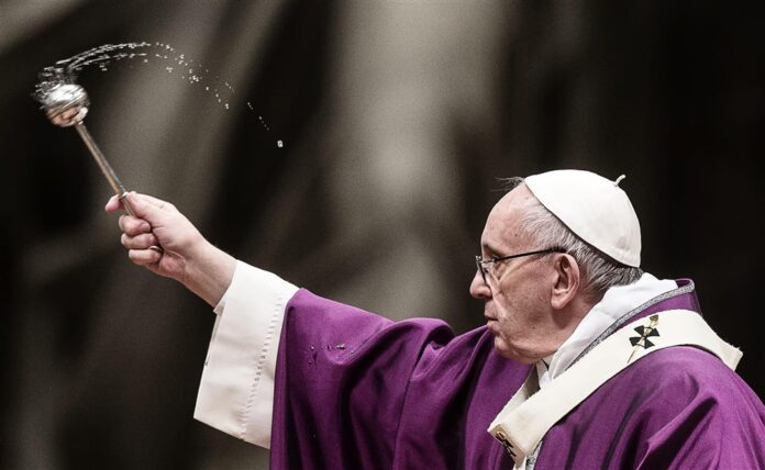 Popiežius Pranciškus laimina tikinčiuosius gavėniai / EPA nuotr.