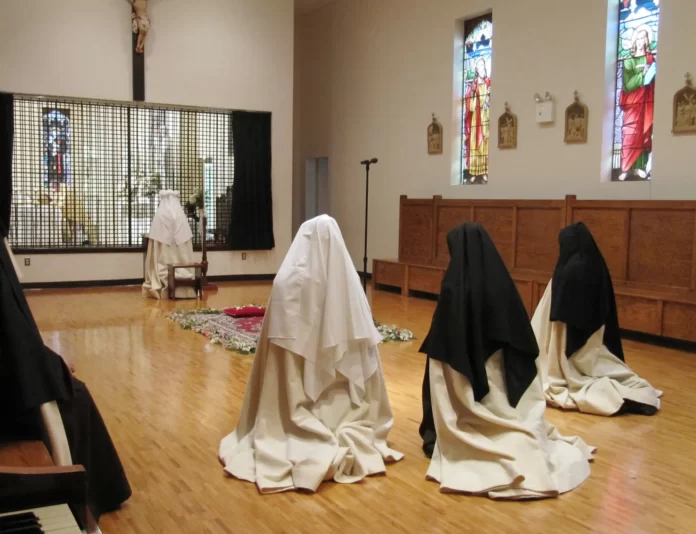 Karmelio kalno Dievo Motinos ir šventojo Juozapo vienuolyno seserys meldžiasi
