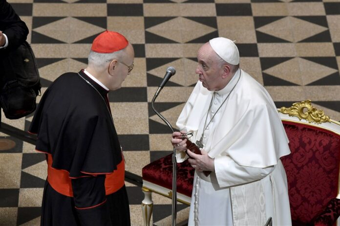 Vengrijos kardinolas Peteris Erdo ir popiežius Pranciškus 2021 m. / EPA nuotr.