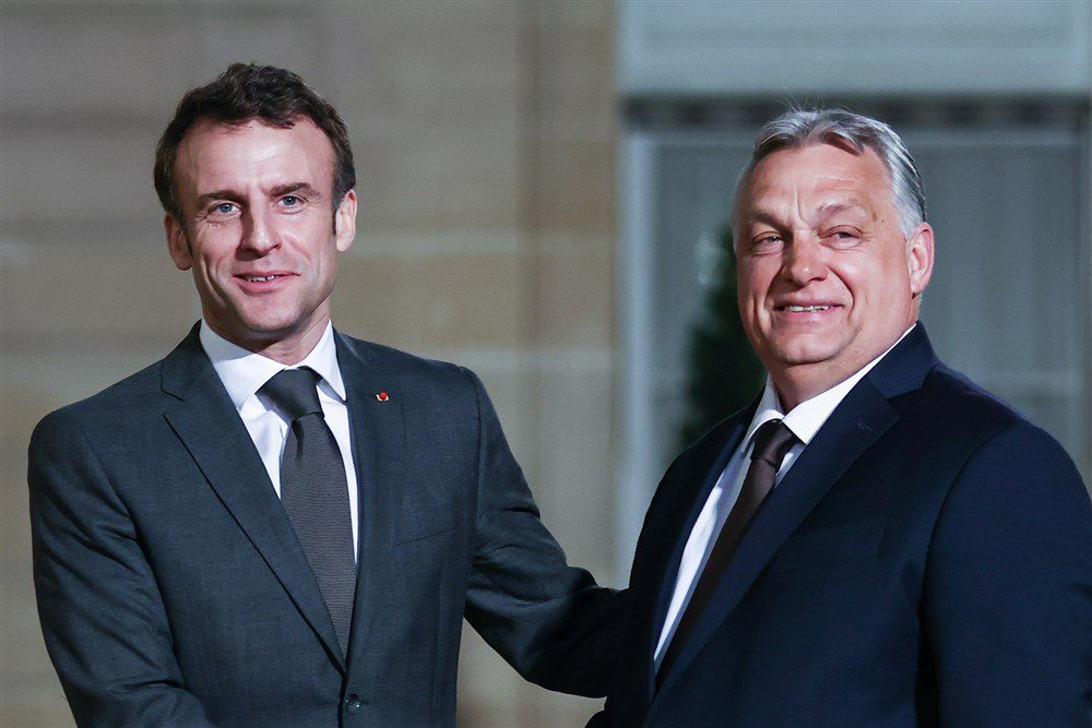 Prancūzijos prezidentas Emmanuelis Macronas (kairėje) ir Vengrijos premjeras Viktoras Orbanas (dešinėje) / EPA nuotr.