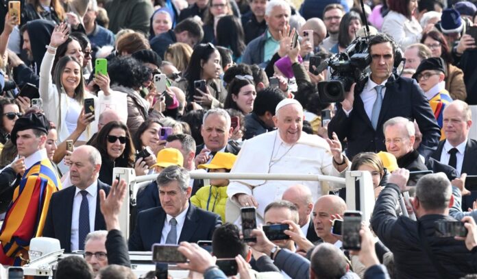 Popiežius susitinka su maldininkais