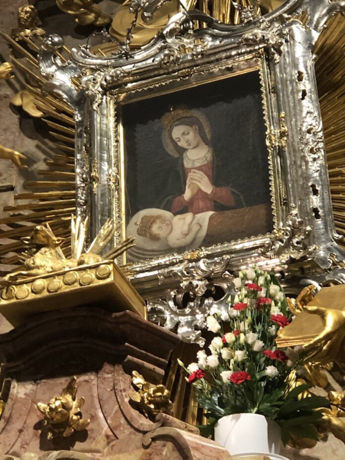 Dievo Motinos paveikslas Vengrijos katedroje / Soc. tinklų nuotr.