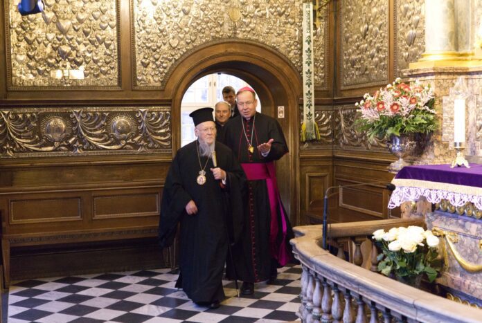 Konstantinopolio patriarchas Baltramiejus ir Vilniaus arkivyskupas Gintaras Grušas lankosi Aušros Vartuose / Vilniaus arkivyskupijos nuotr.