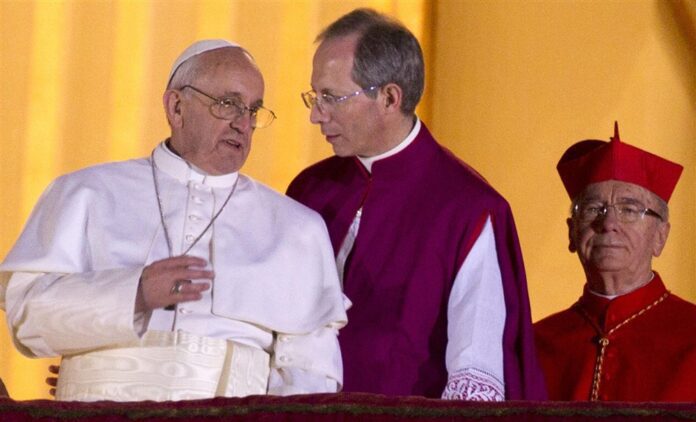 Popiežius Pranciškus 2013 m. kovo 13 d. vakare po išrinkimo pontifiku