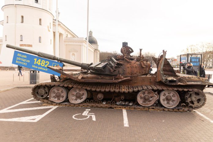 Katedros aikštėje Vilniuje eksponuojamas rusų tankas / BNS nuotr.
