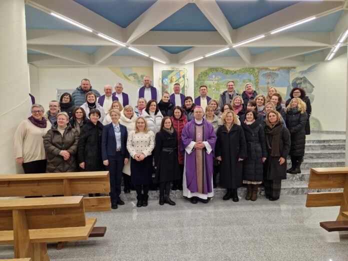 Klaipėdos dekanato tikybos mokytojai ir katechetai su Telšių vyskupu Algirdu Jurevičiumi