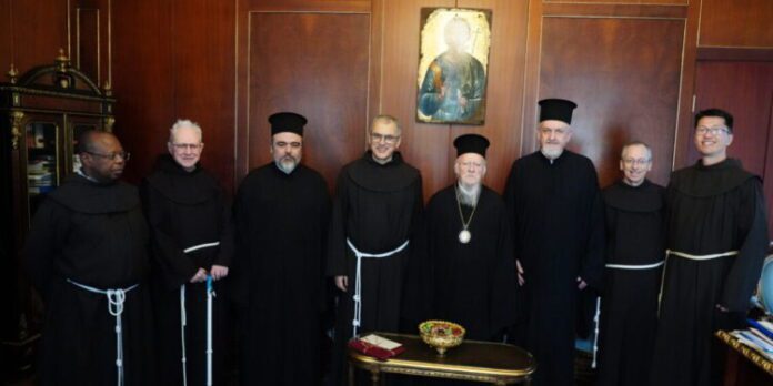 Konstantinopolio patriarcho Baltramiejaus susitikimas su pranciškonų ordino generaliniu vyresniuoju kunigu Massimo Fusarelliu / Orthodoxtimes.com nuotr.