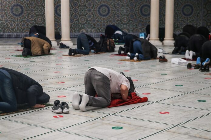 Musulmonų malda Paryžiuje / EPA nuotr
