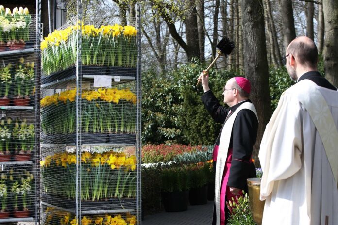 Roterdamo vyskupas monsinjoras Van den Hende laimina sunkvežimį su gėlėmis / EPA nuotr.